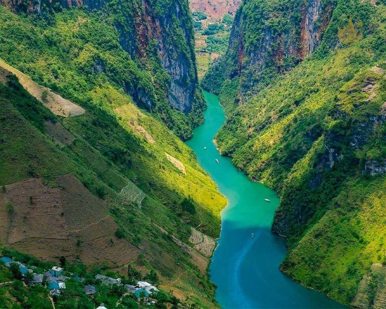 The Emerald Jewel: A Definitive Guide to the Nho Que River Boat Trip