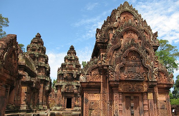 Angkor Wat and Banteay Srey Temple Discovery Tour 2 Days