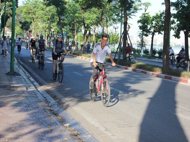 Cycle Around West Lake Hanoi Half Day