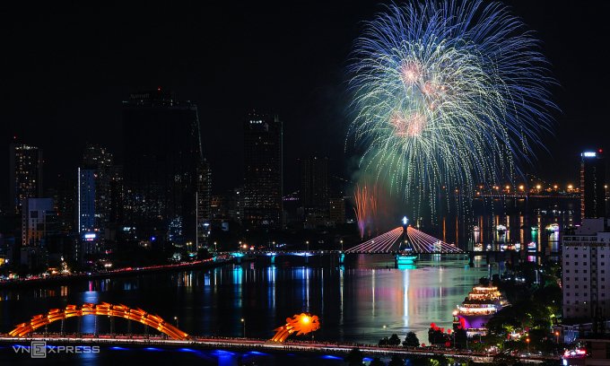 Views of the Danang fireworks extravaganza are profitable.